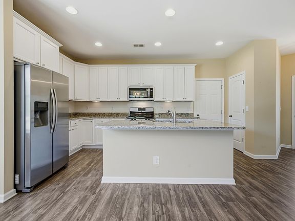 3rd image of 909 Cypress Way