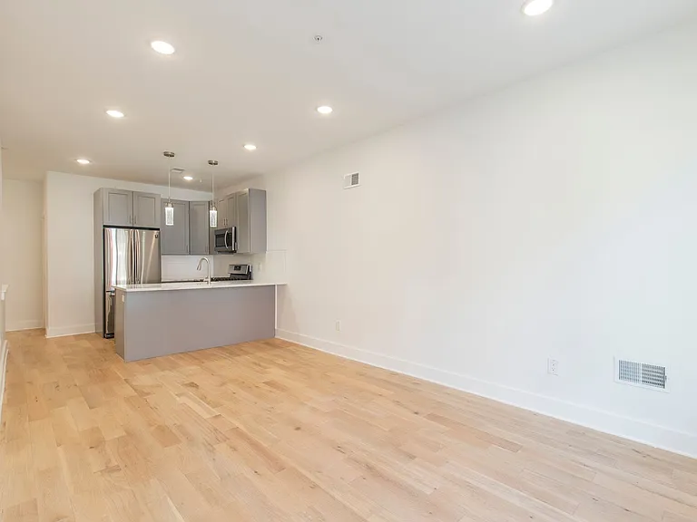 2412 Master St — Photo 2