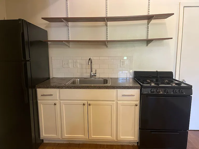 302 E 30th — Photo 9