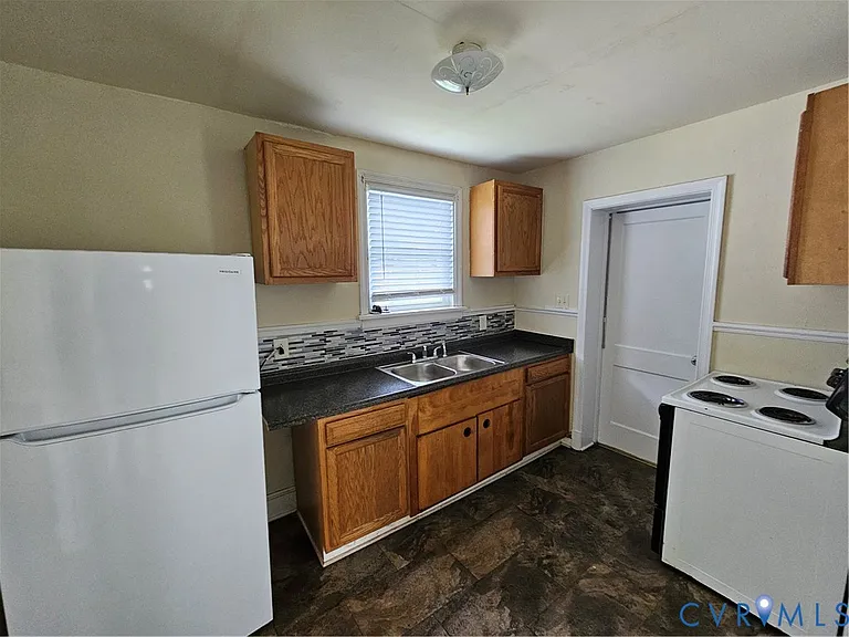 2405 Granville Ave — Photo 4