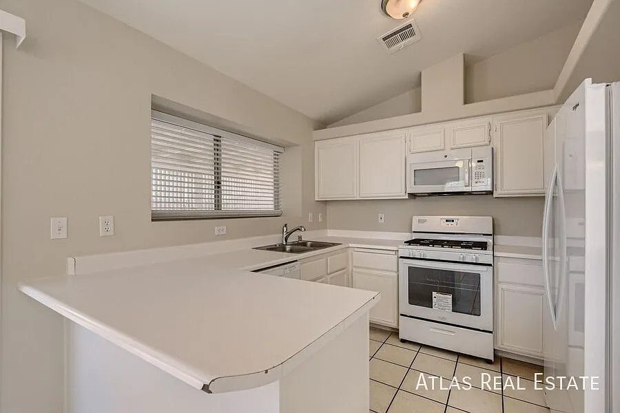 4 Weeks Free Rent If Moved In By 8/31/2026! | Charming Single Story, 3-Bedroom Home Near N. Marti... — Photo 4