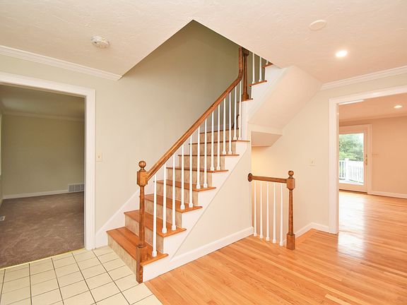 4th image of 11 Bay Cliff Cir