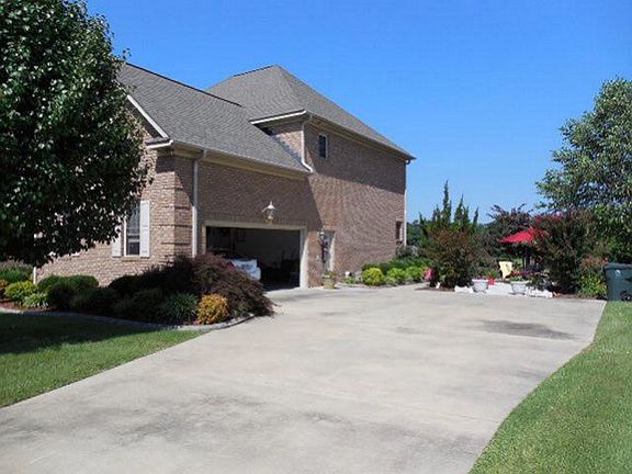 4th image of 205 Hyde Park Dr