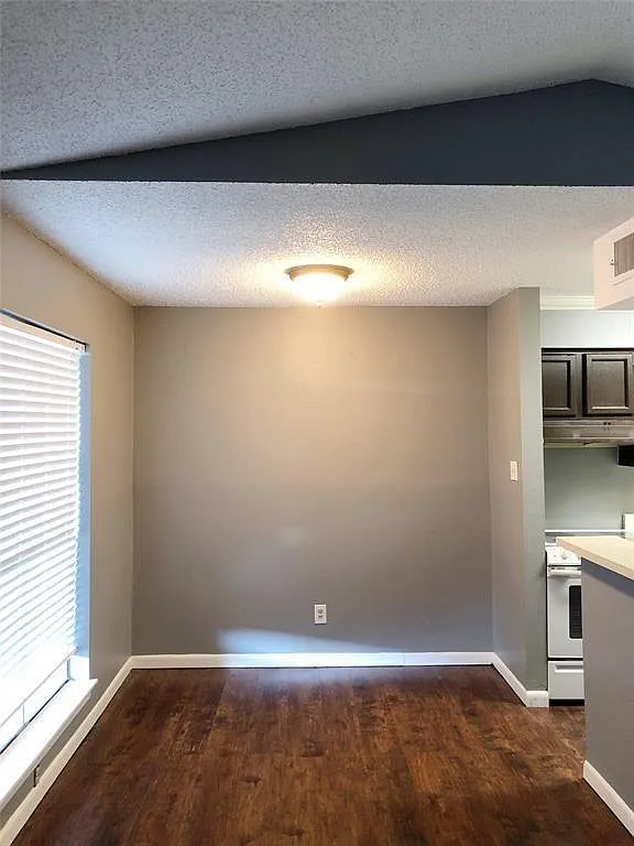 1 bed, 1.0 bath, 714 sqft, $825 — Photo 3