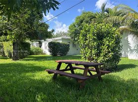 601 NW 90th St, Miami, FL