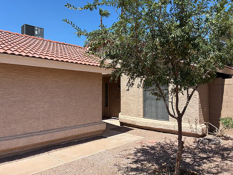 1131 N Carriage Ln — Photo 2