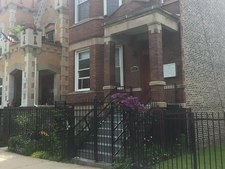This stretch of the boulevard has diverse architecture and many gardens.