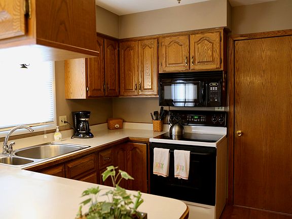 5th image of 4221 Oakcrest Dr