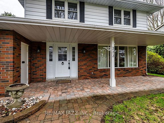 3rd image of 233 Wellington St