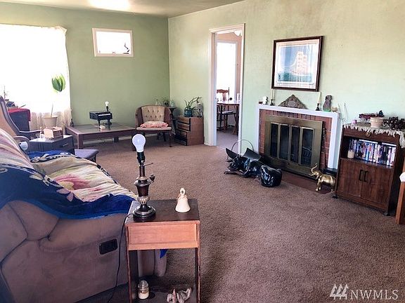 3rd image of 961 S Juniper Dr