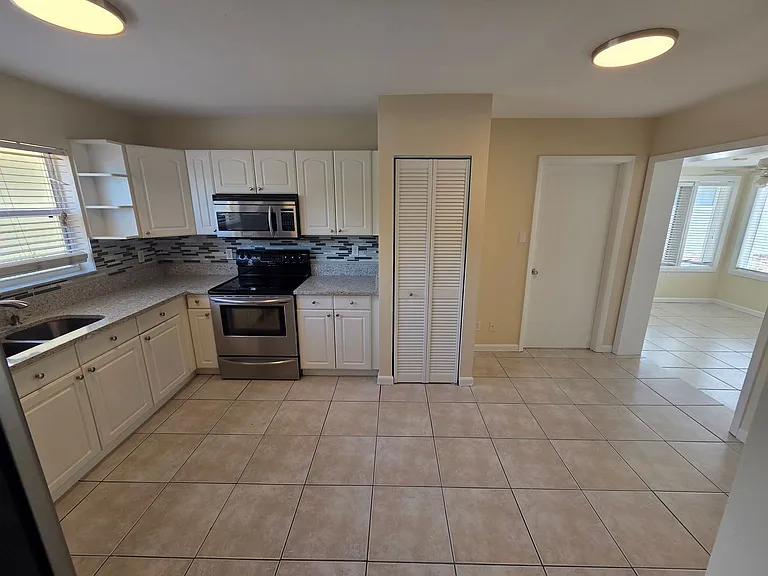 2910 W Pearl Ave — Photo 4