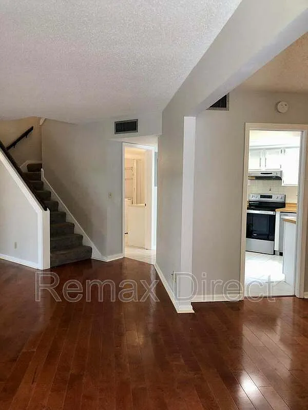 3 bed, 2.0 bath, $3,000 — Photo 2