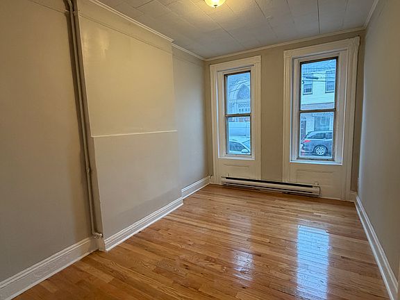 2nd image of 464 Monmouth St APT 1