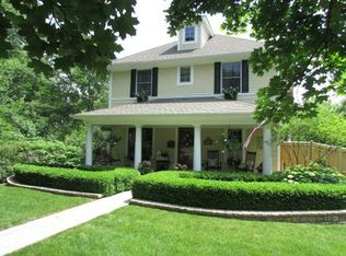 318 3rd St, Libertyville, IL 60048
