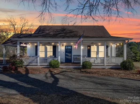 379 N Main St, Mount Pleasant, NC 28124