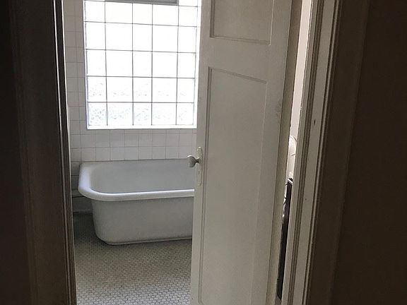 3rd image of 1932 E Kenilworth Pl APT 19