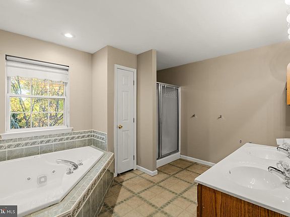 5th image of 10 Brassie Cir