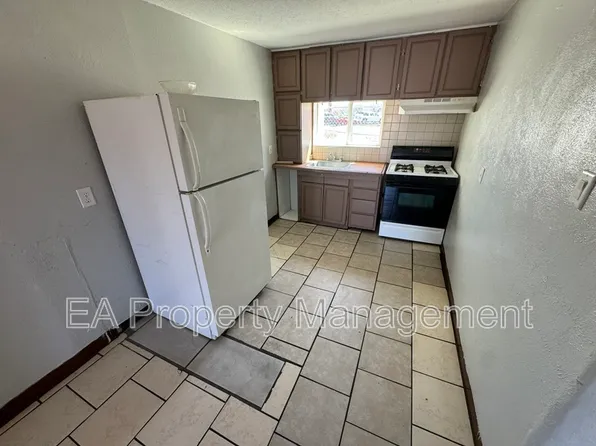 117 40th St NW APT 2, Albuquerque, NM 87105