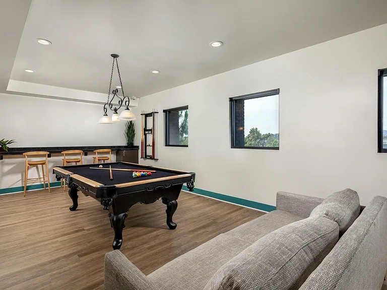 Latitude 33 — Photo 28