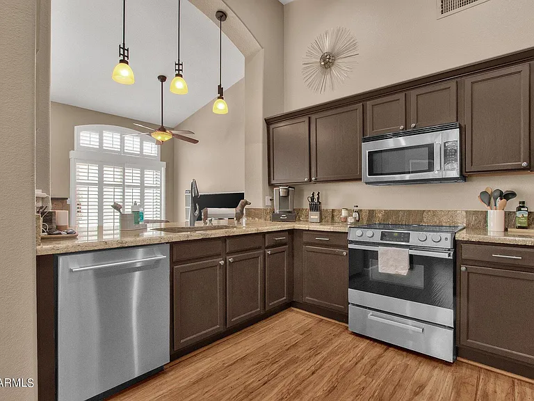 1138 E Amberwood Dr — Photo 9