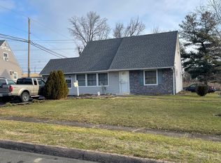 45 Verdant Rd, Levittown, PA 19057