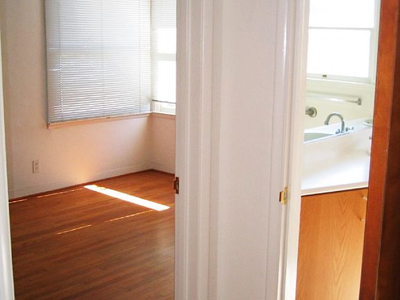 5th image of 392 Buena Vista Ave