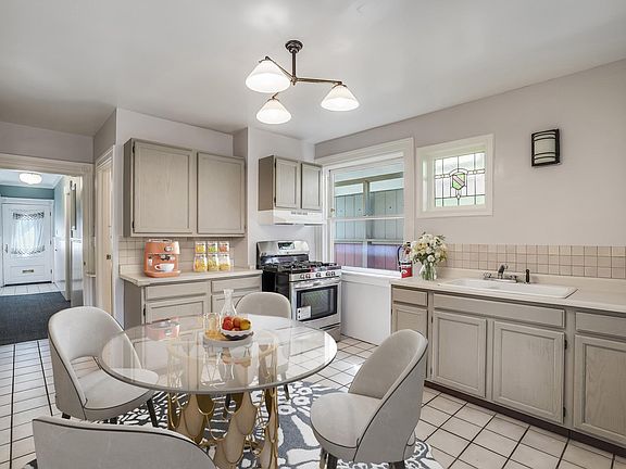 2nd image of 2374 Lombard St