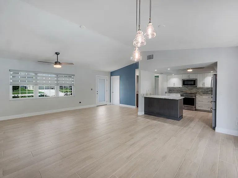 2212 SE 7th St — Photo 11