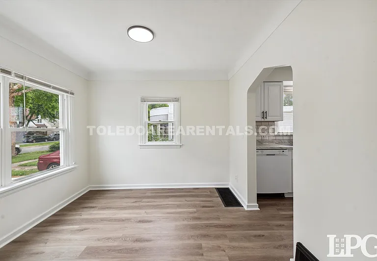 331 California Blvd — Photo 11
