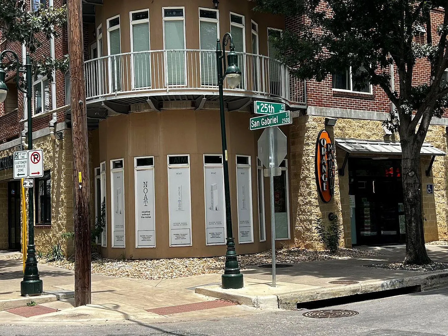 Welcome to Galileo on 25th! Enjoy comfortable urban living in this vibrant campus area residence. — Photo 2