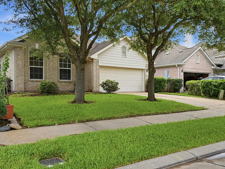 1631 Crescent Shores Ln — Photo 4