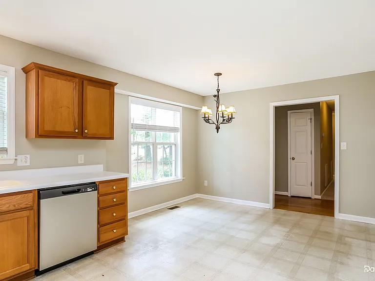 221 Breezewood Ln — Photo 5