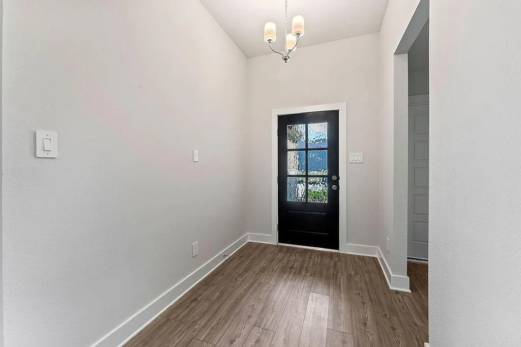 4 bed, 2.0 bath, 2000 sqft, $2,700 — Photo 4