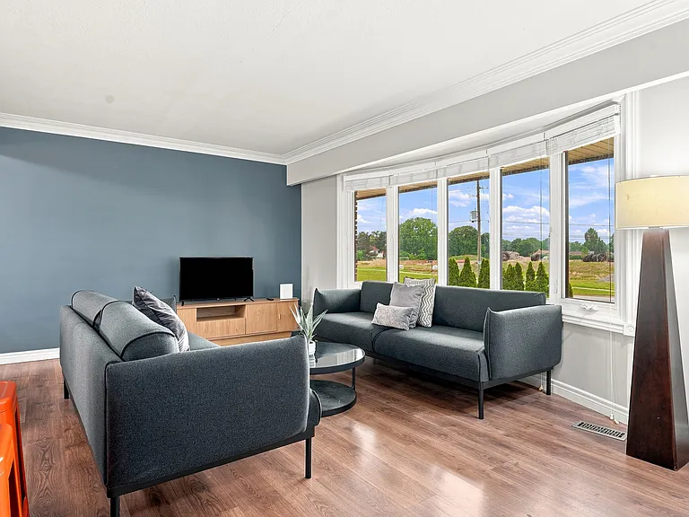 240 Lakeshore Rd #1 — Photo 2