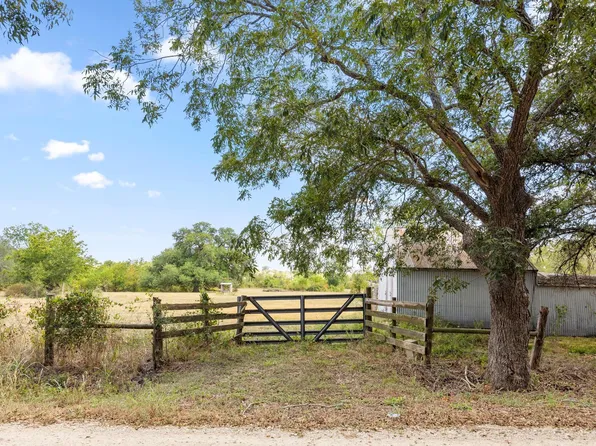 1268 Stokes Rd, Fayetteville, TX 78940