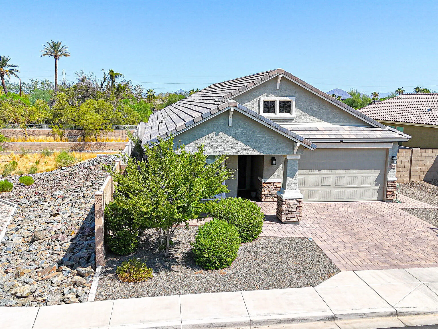 3 bed, 2.0 bath, 1902 sqft, $2,600 — Photo 3