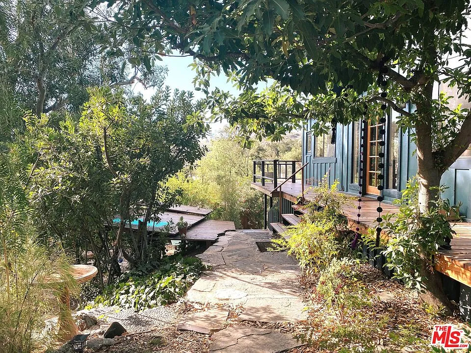 2 bed, 1.0 bath, 975 sqft, $6,500 — Photo 1