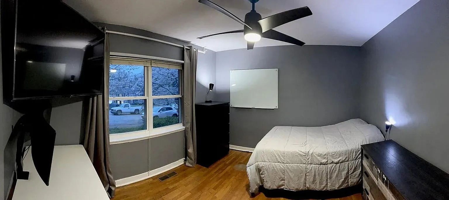 2 Bedroom Apartment In Great Location!! — Photo 3