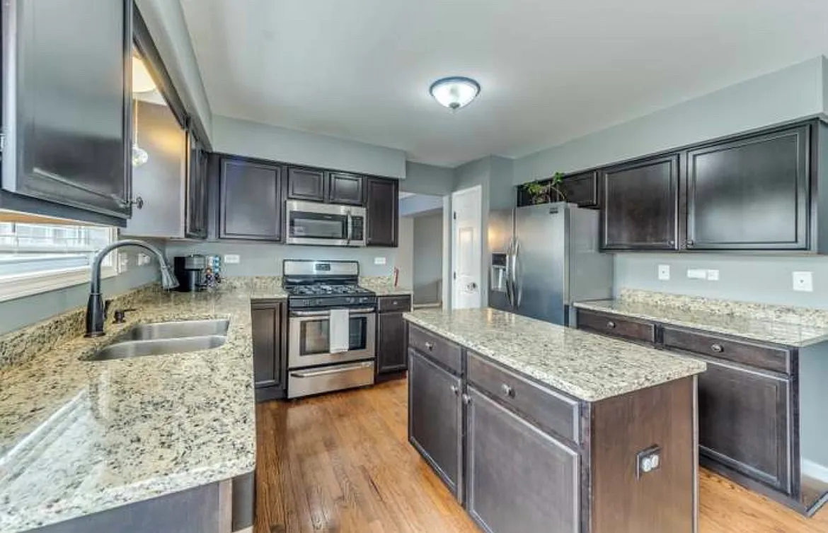 4 bed, 2.5 bath, 2100 sqft, $3,299 — Photo 4