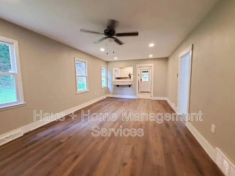 2 bed, 1.0 bath, $1,250 — Photo 2
