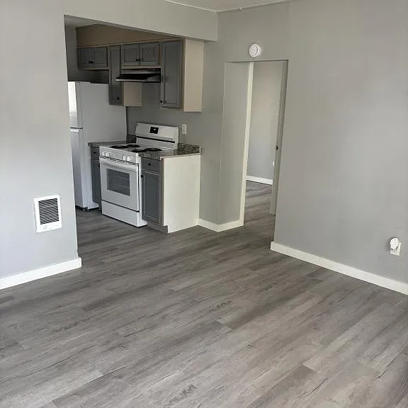 1101 Century Dr NE — Photo 3