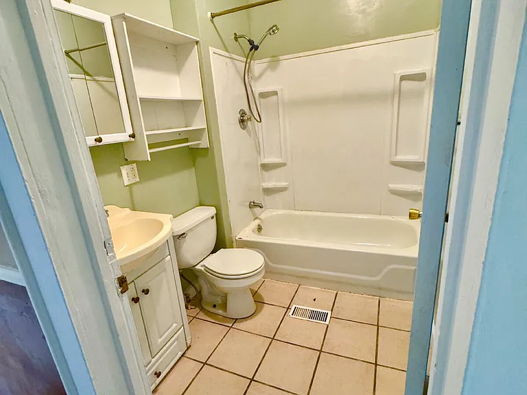 311 Lakeside Dr — Photo 4