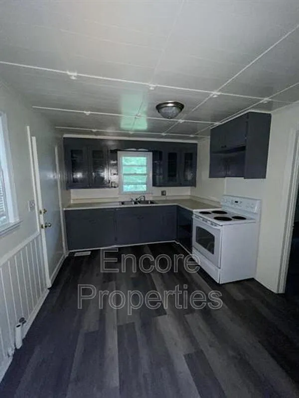 3 bed, 1.0 bath, 1200 sqft, $1,295 — Photo 3