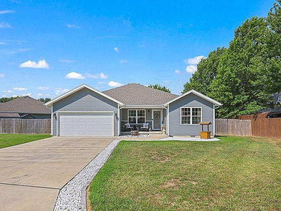3rd image of 609 Heritage Ln