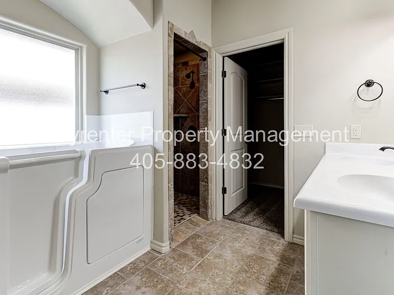 9016 NW 75th St — Photo 18