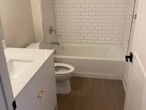 5th image of 516 Berry St #302