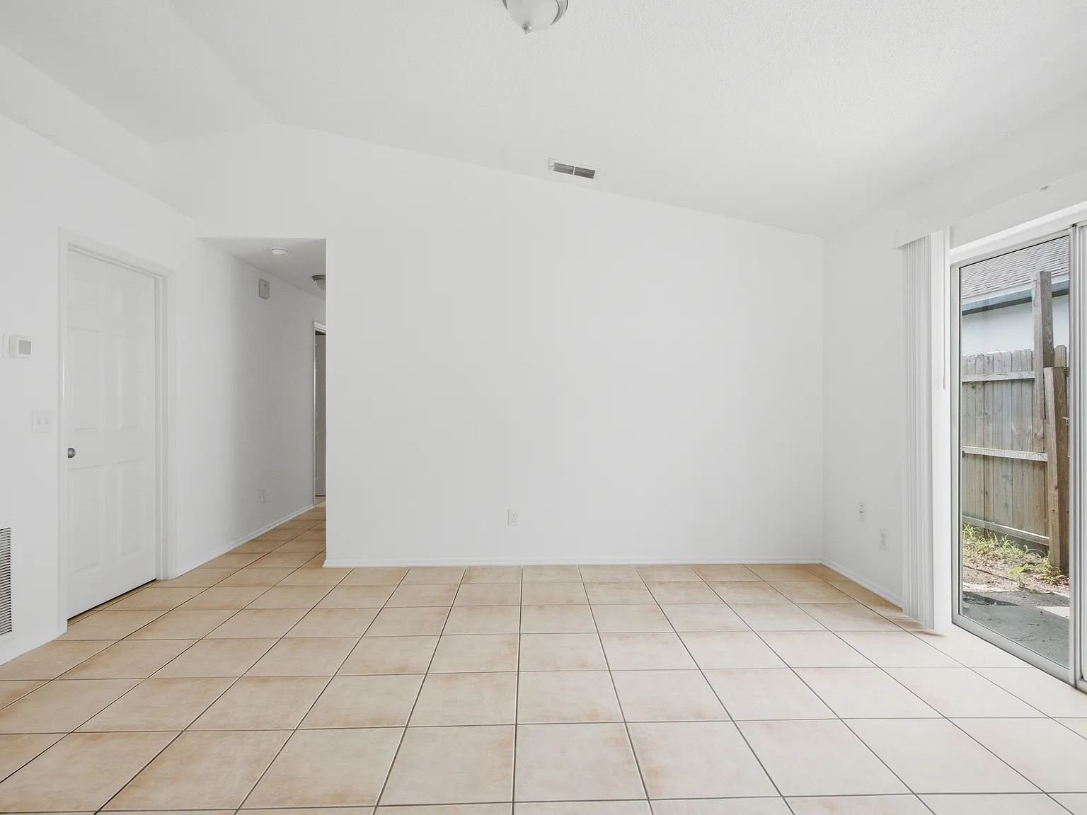 3 bed, 1156 sqft, $2,200 — Photo 3