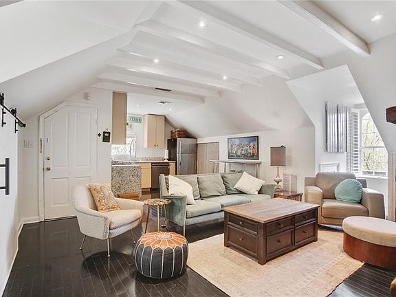 3rd image of 509 Burgundy St APT B