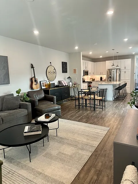 3 bed, 2.5 bath, 1700 sqft, $2,500 — Photo 2