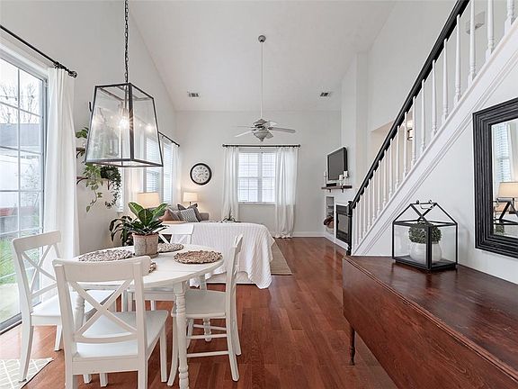 5th image of 220 W Oaks Pl